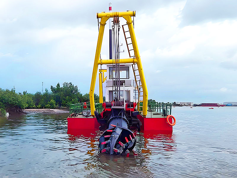 Морской земснаряд с режущей фрезой Морской земснаряд с режущей фрезой